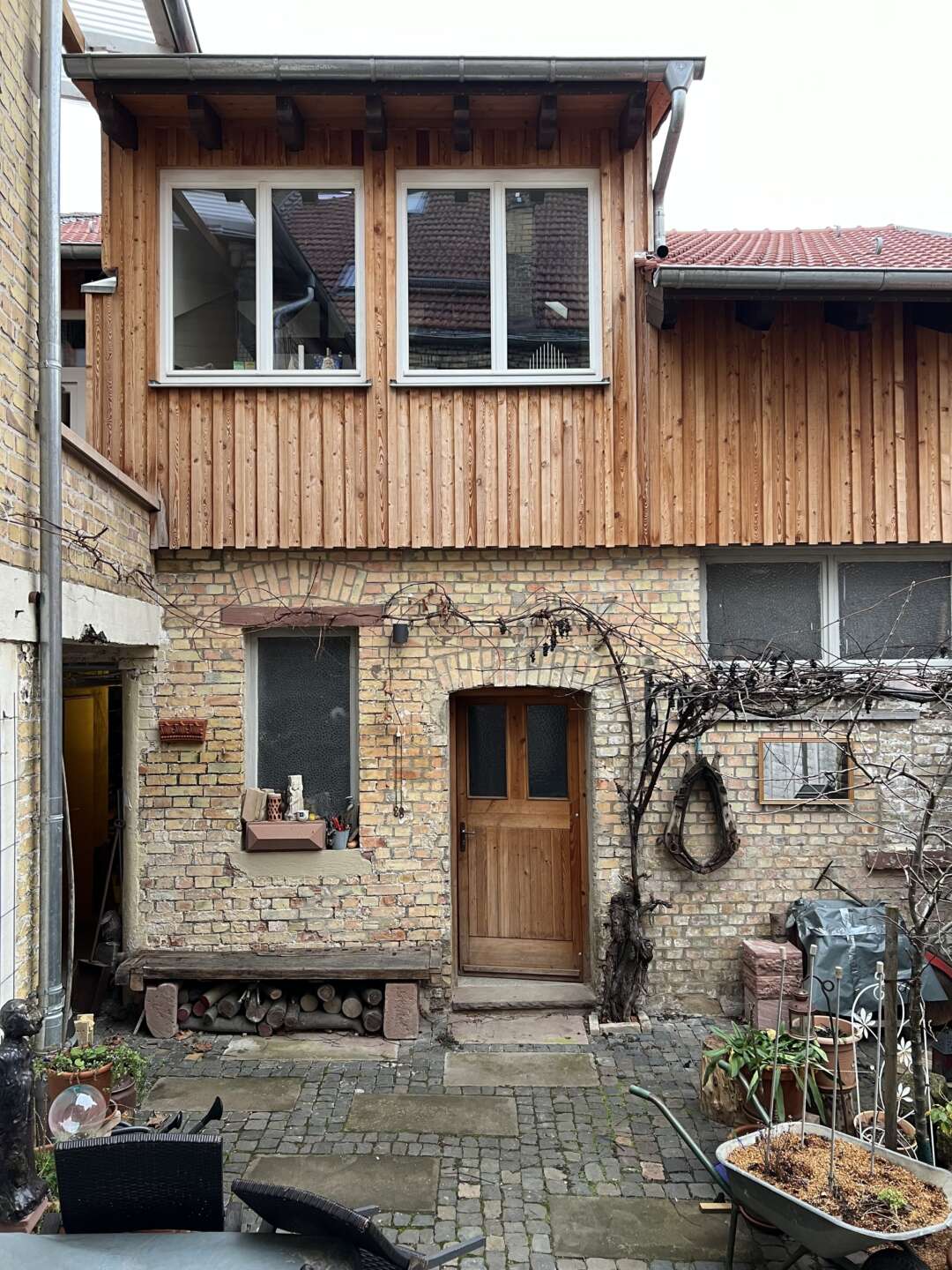 Die Fensteröffnung im OG wurden für die bereits existierenden Fenster passend hergestellt, Foto René Heusler © RPTU Fachgebiet KEA