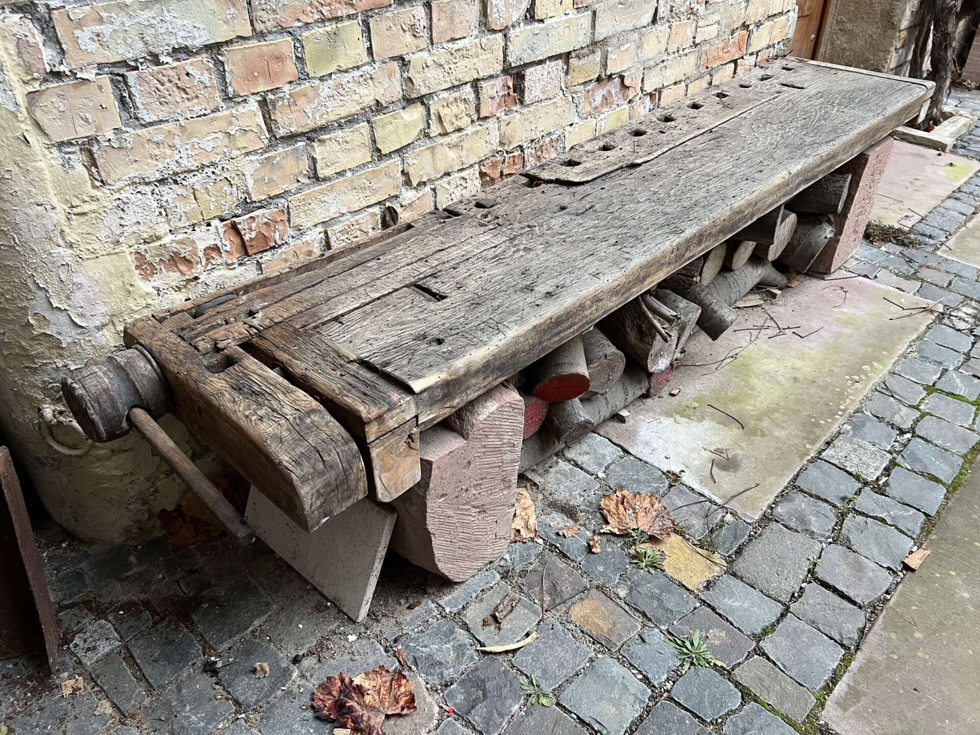Sitzbank aus einer alten Werkbank und historischen Sandsteinquadern, Foto René Heusler © RPTU Fachgebiet KEA