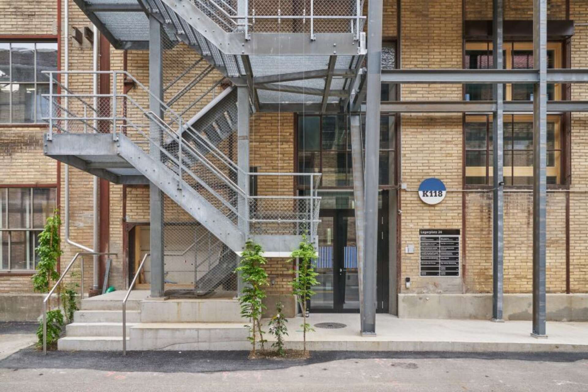 Die außenliegende Treppe stammt von einer Abbruchliegenschaft in Zürich, Foto: Martin Zeller © Baubüro insitu