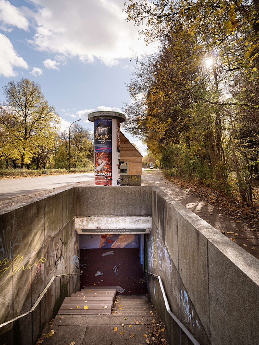 Einer der nicht überdachten Treppenabgänge, Foto © Sorin Morar
