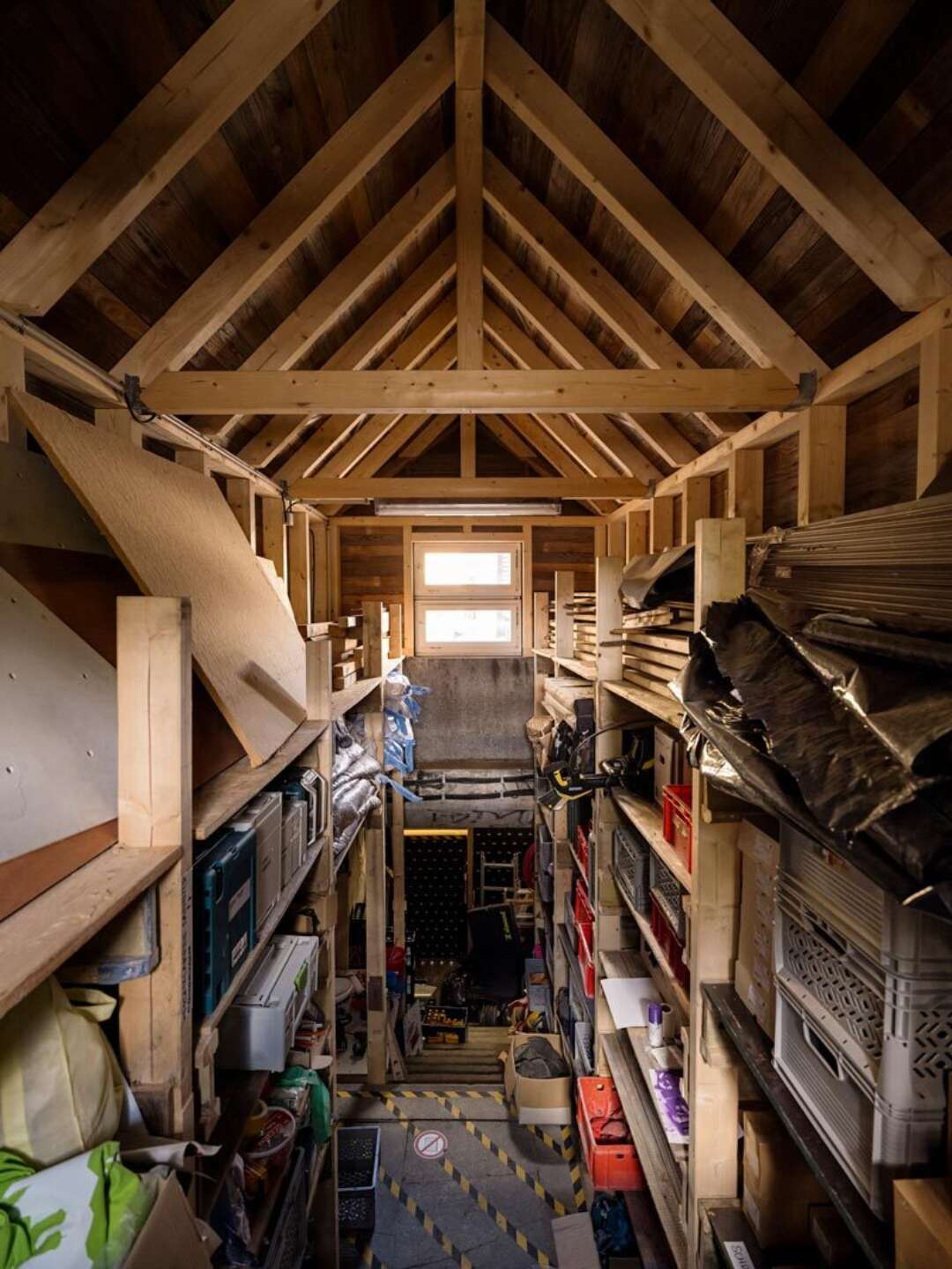 Der überdachte Treppenabgang dient als Lager für Kletterausrüstung, Foto © Sorin Morar