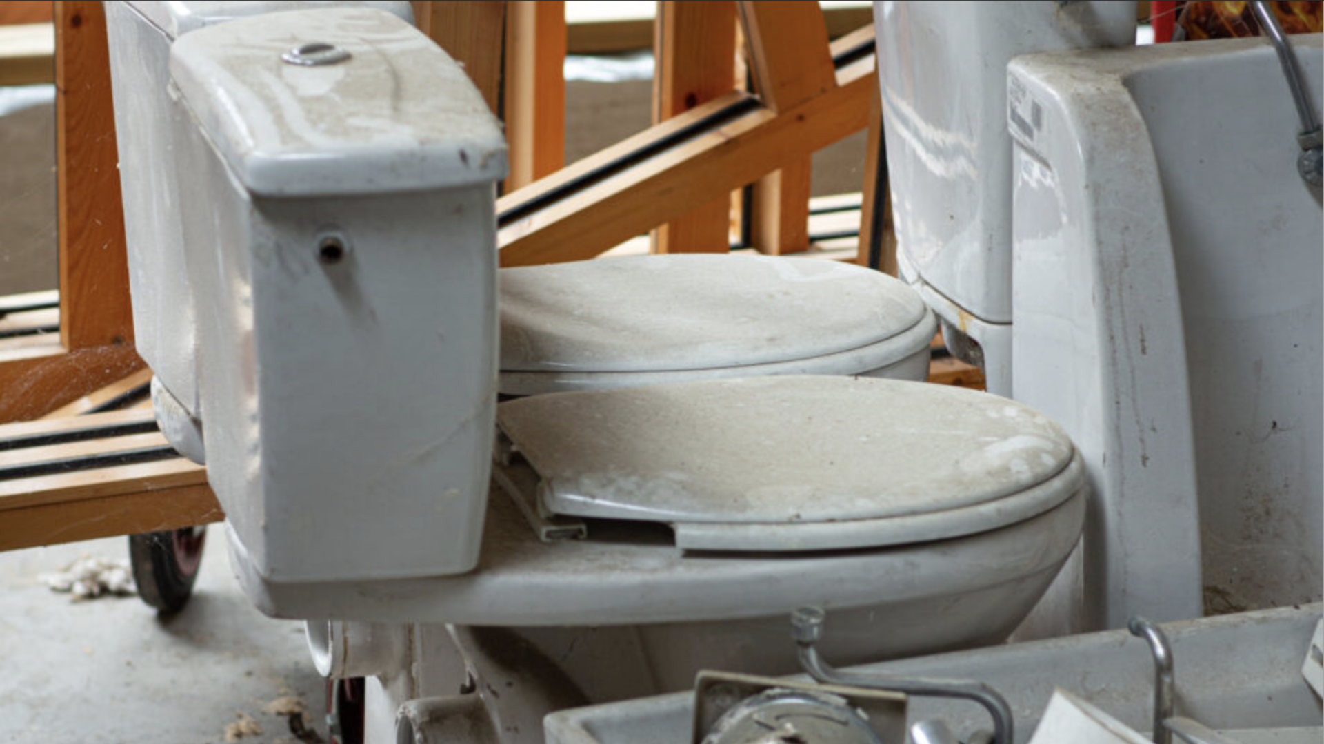 Angelieferte gebrauchte Sanitärkeramik, Foto © Bellastock