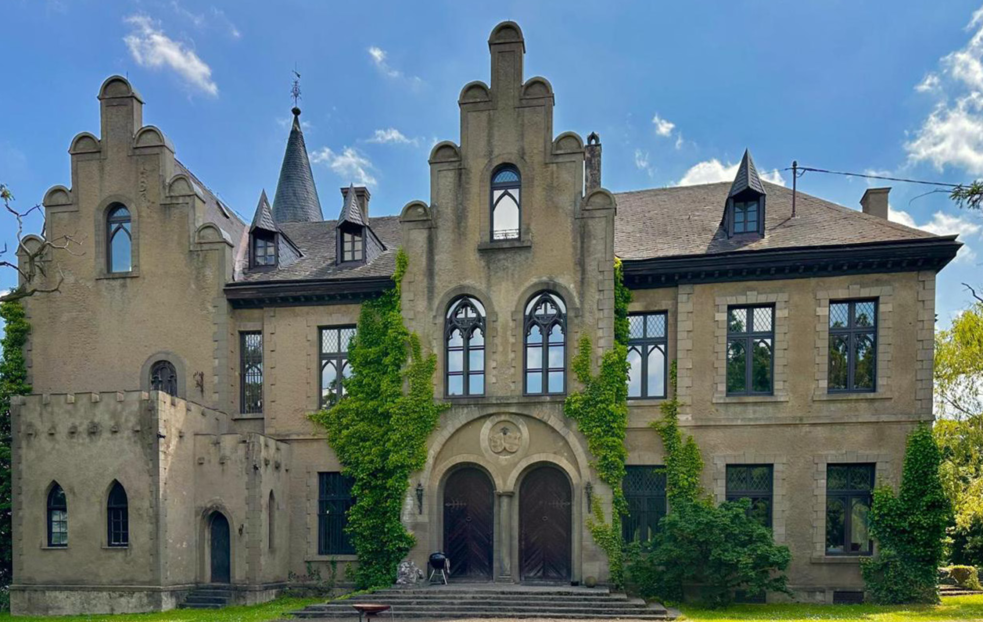 Hauptfassade des Schlossgebäudes mit vorgeblendeten neugotischen Fensterrahmen, Foto ©
