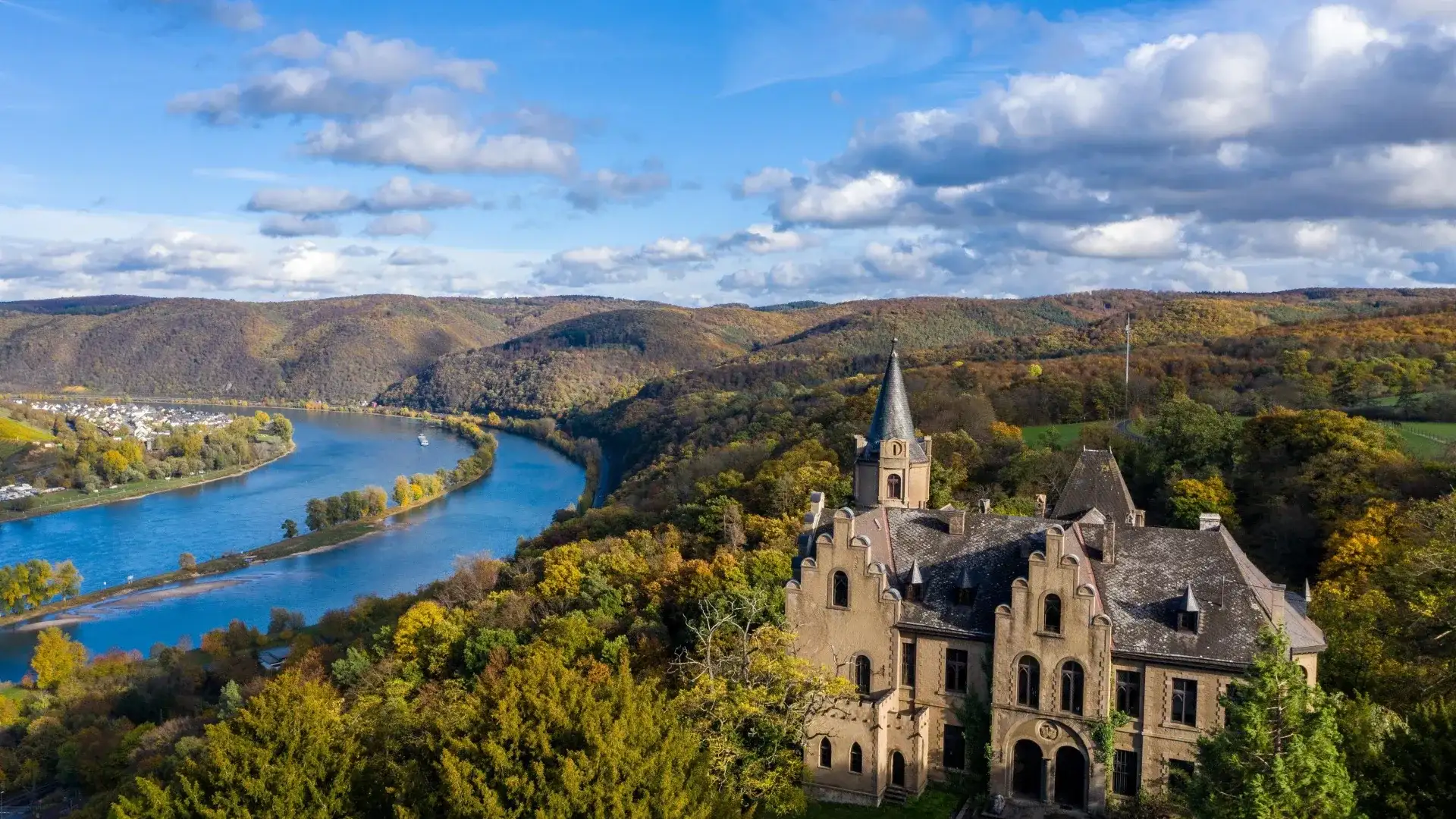 Schloss Liebeneck aus der Luft, Foto © Sebastian Reifferscheid