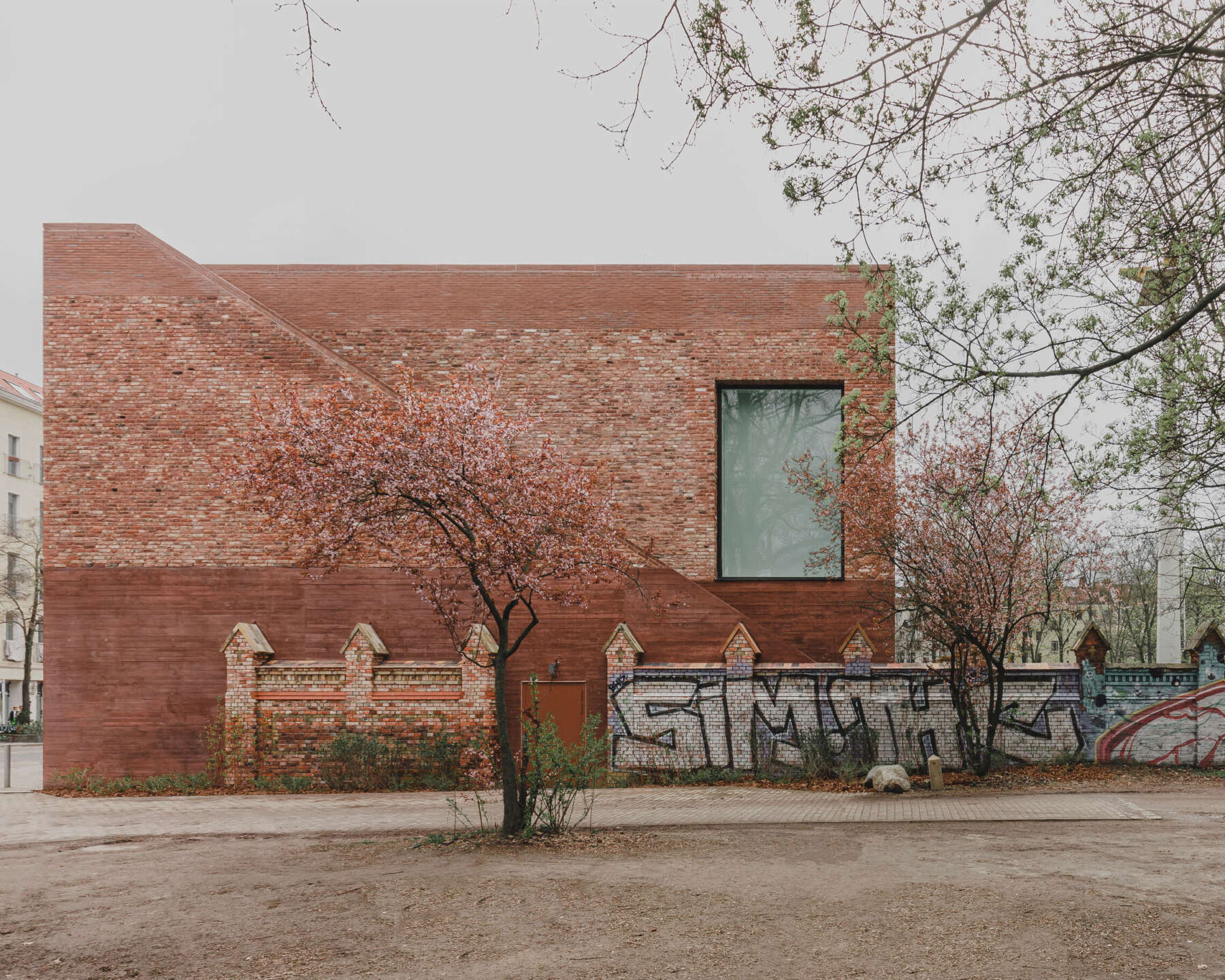Fassade zum Park mit Aufgang zur Dachterrasse, Foto © TJARK SPILLE