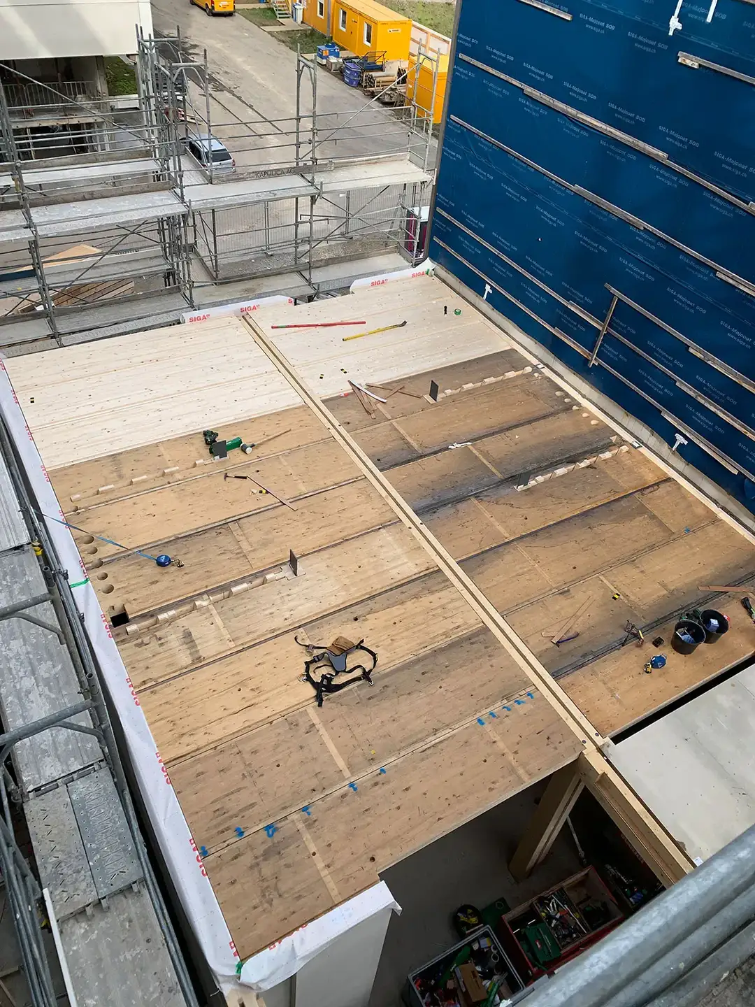 Neue Deckenelemente aus den Holzbalken der Vorgängerbauten, Foto © Tenzin Dawa Tsamdha