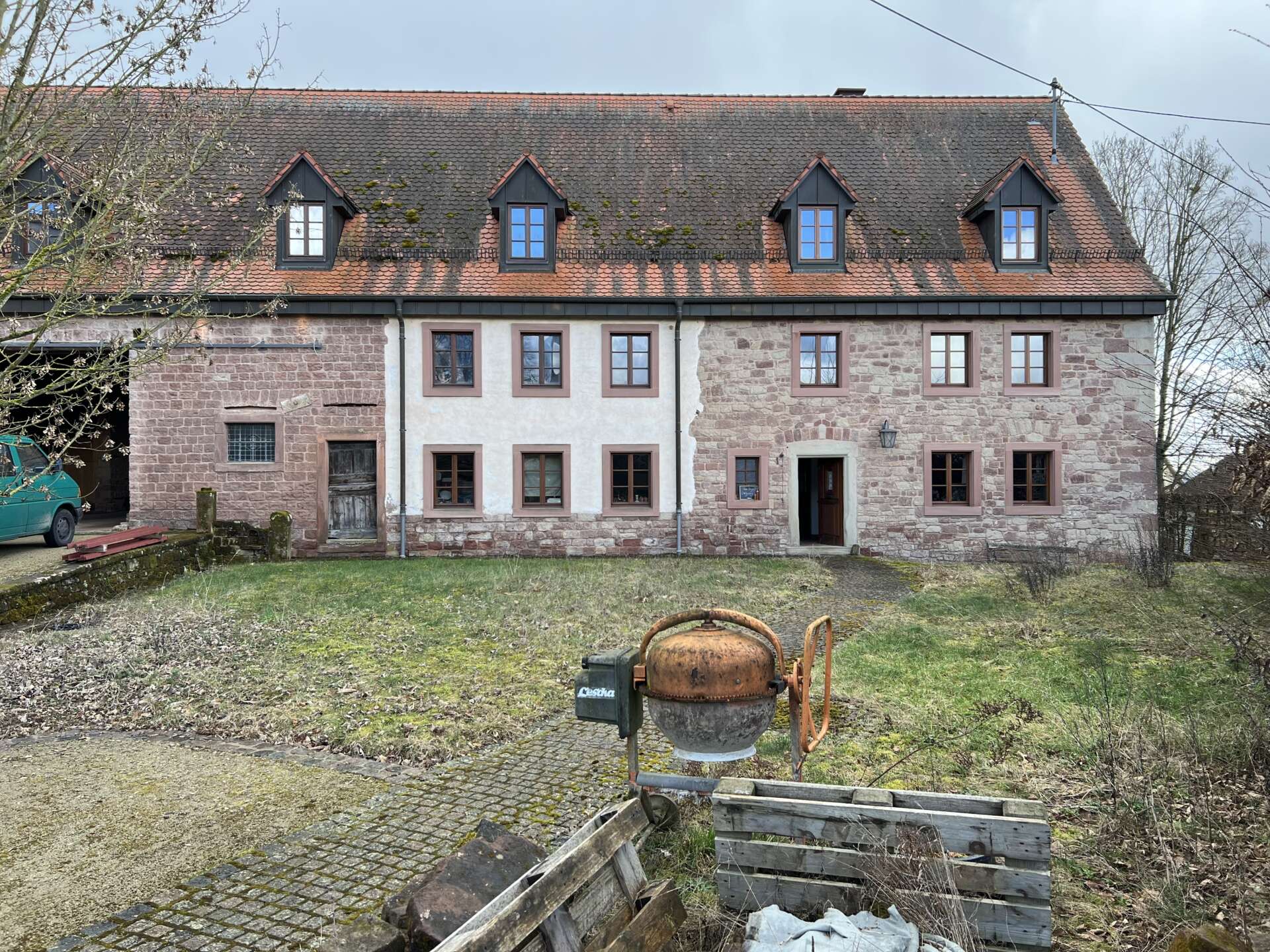 Außenfassade mit Sichtmauerwerk aus zweiverwendetem Sandstein, Foto René Heusler © RPTU Fachgebiet KEA
