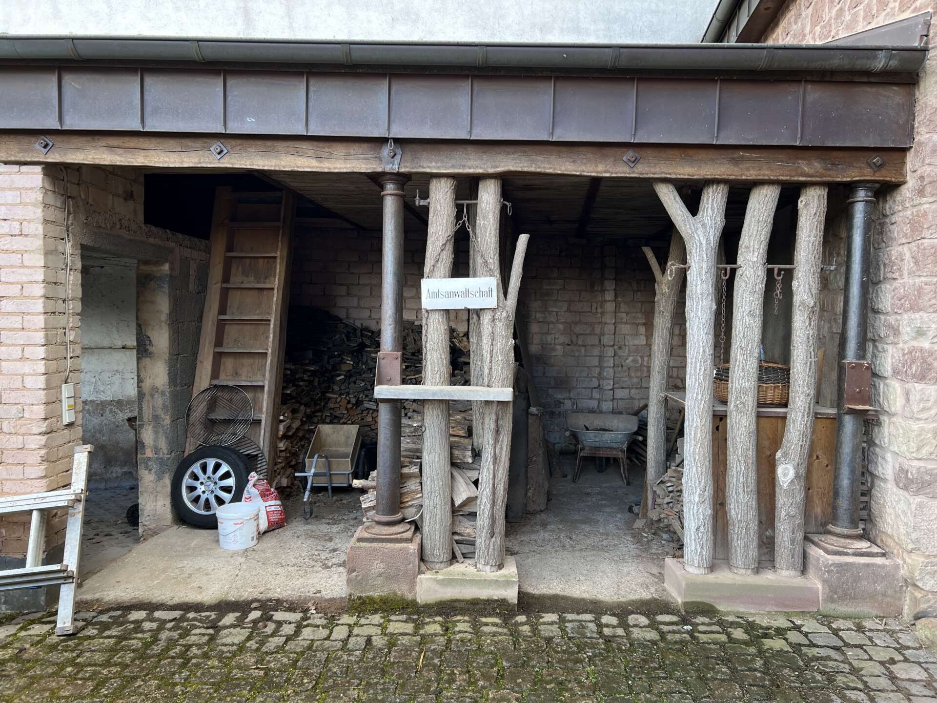 Schuppen aus wiederverwendeten Holzbalken und Eisenstützen, auch das Pflaster ist gebraucht, Foto René Heusler © RPTU Fachgebiet KEA