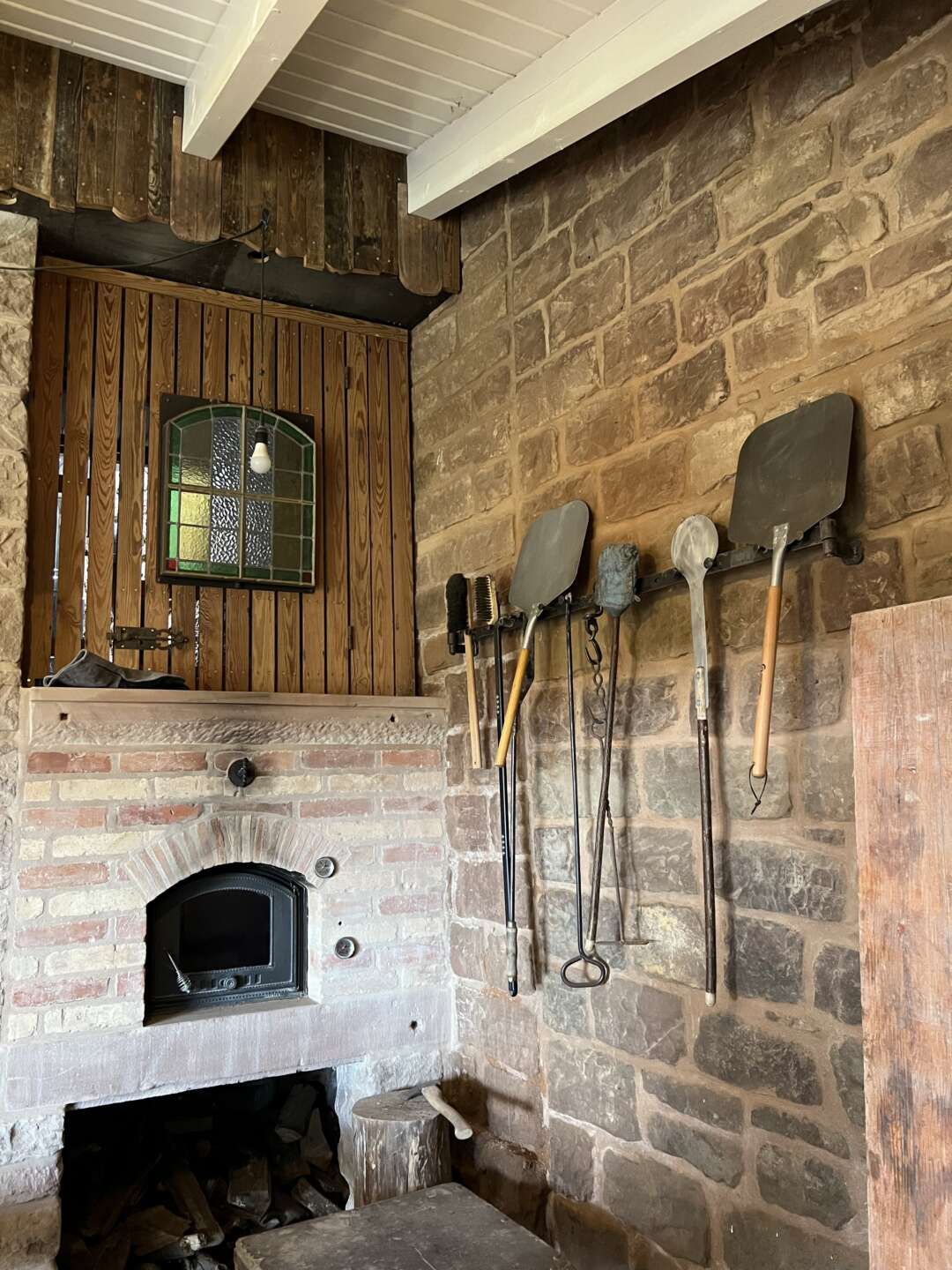 Gemauerter Backofen mit Innenverkleidung aus gebrauchtem Schamottestein, historisches Dachflächenfenster aus einer Kirche, Foto René Heusler © RPTU Fachgebiet KEA