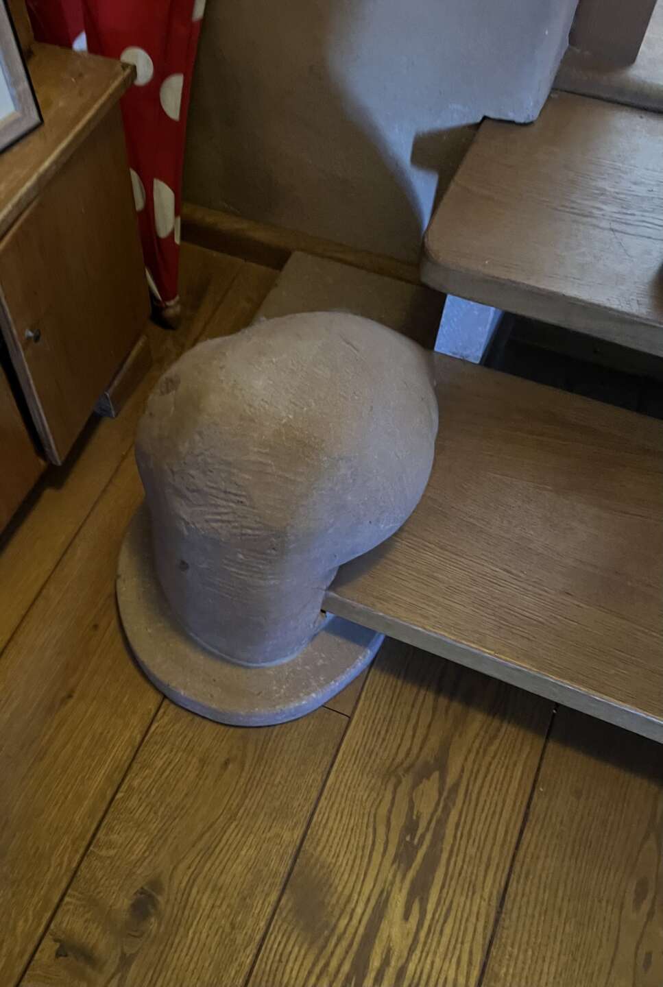 Knie einer Steinskulptur als Auflager für hölzerne Treppenstufen, Foto René Heusler © RPTU Fachgebiet KEA